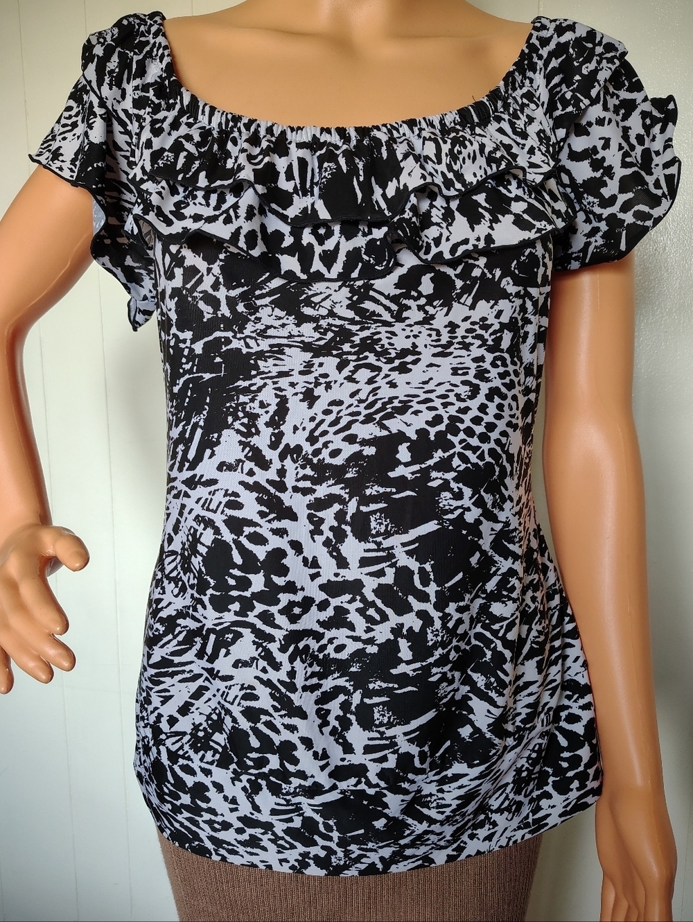 Essentials By  Milano Black and White Ruffle Neck Women’s Top Size MP